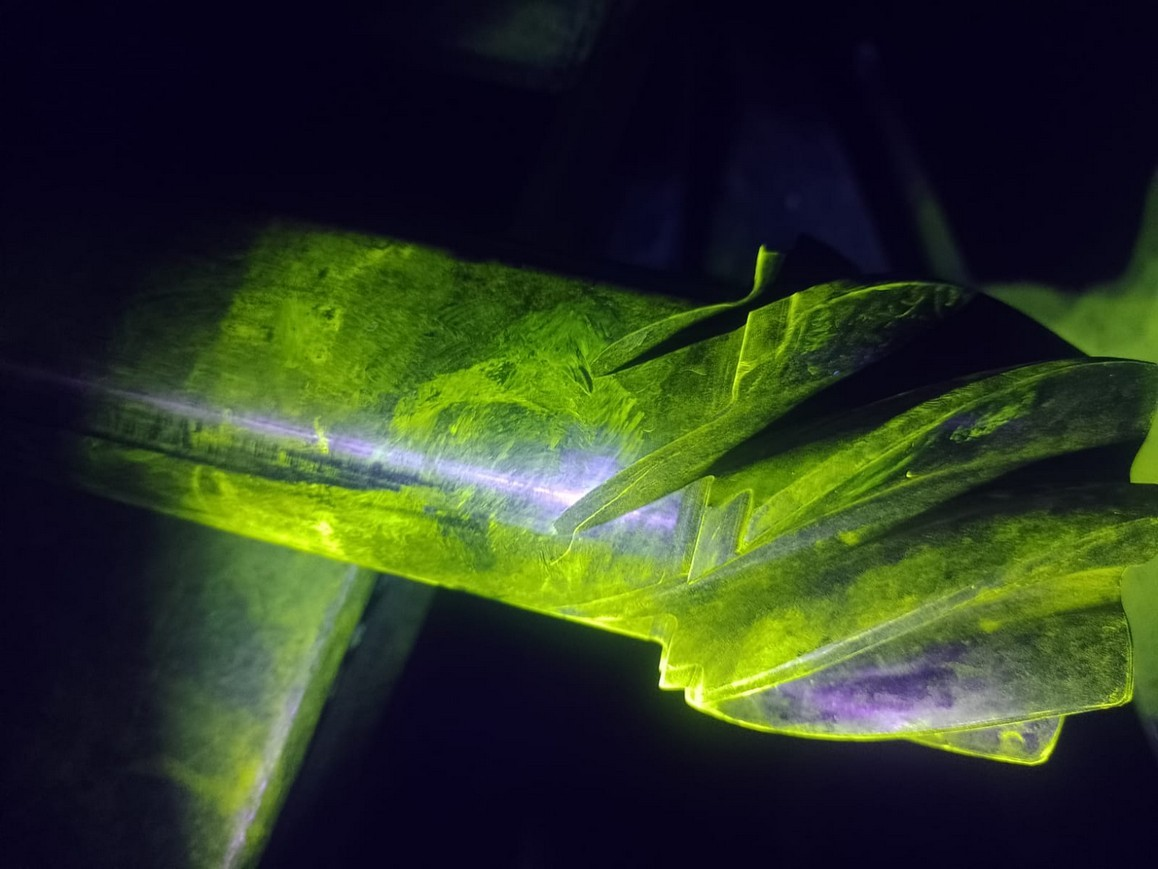 Inspección de un componente dentado mediante Partículas Magnéticas fluorescentes bajo luz ultravioleta