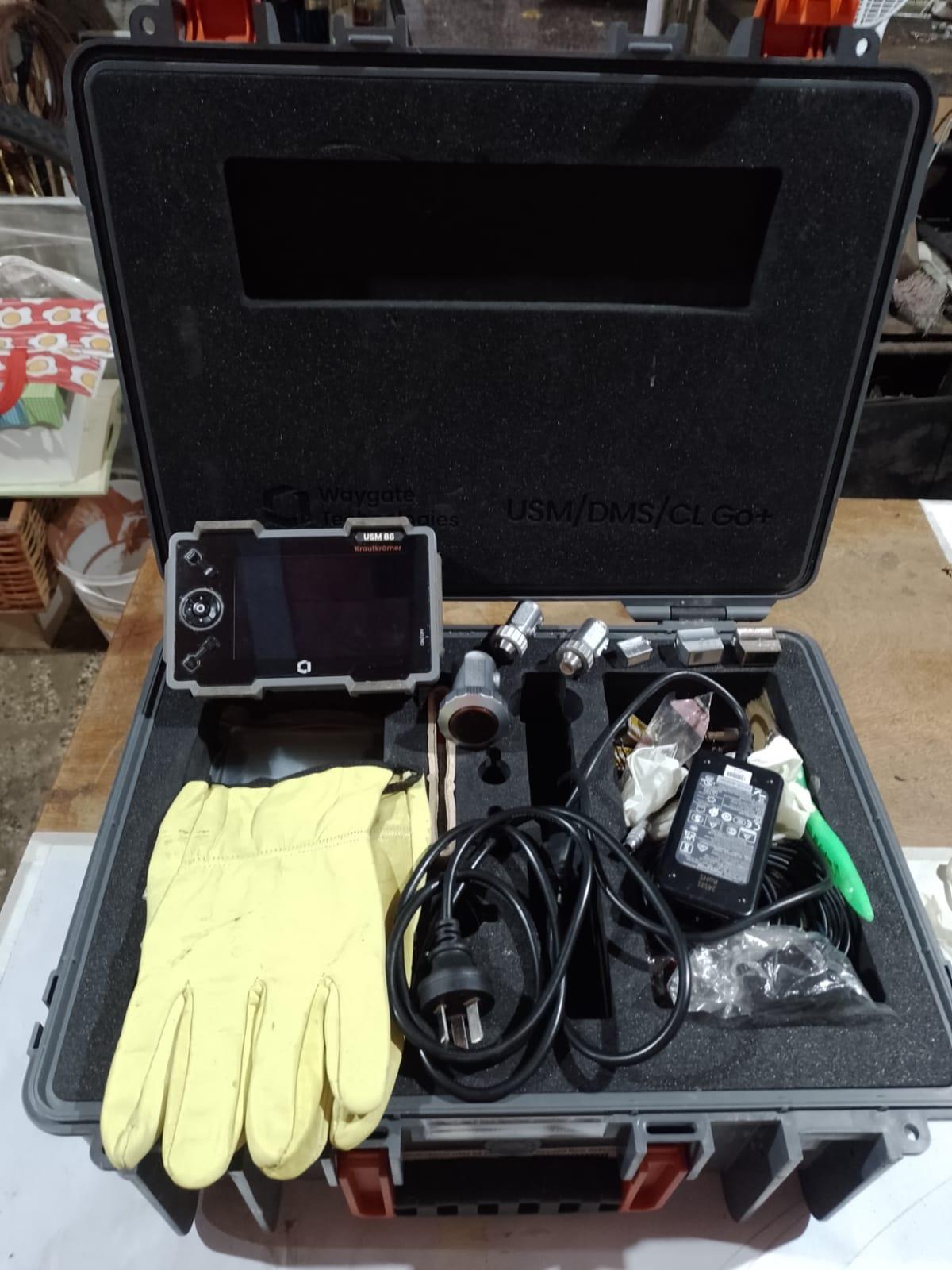 Equipo USM Go con transductores, cables y accesorios en su maleta