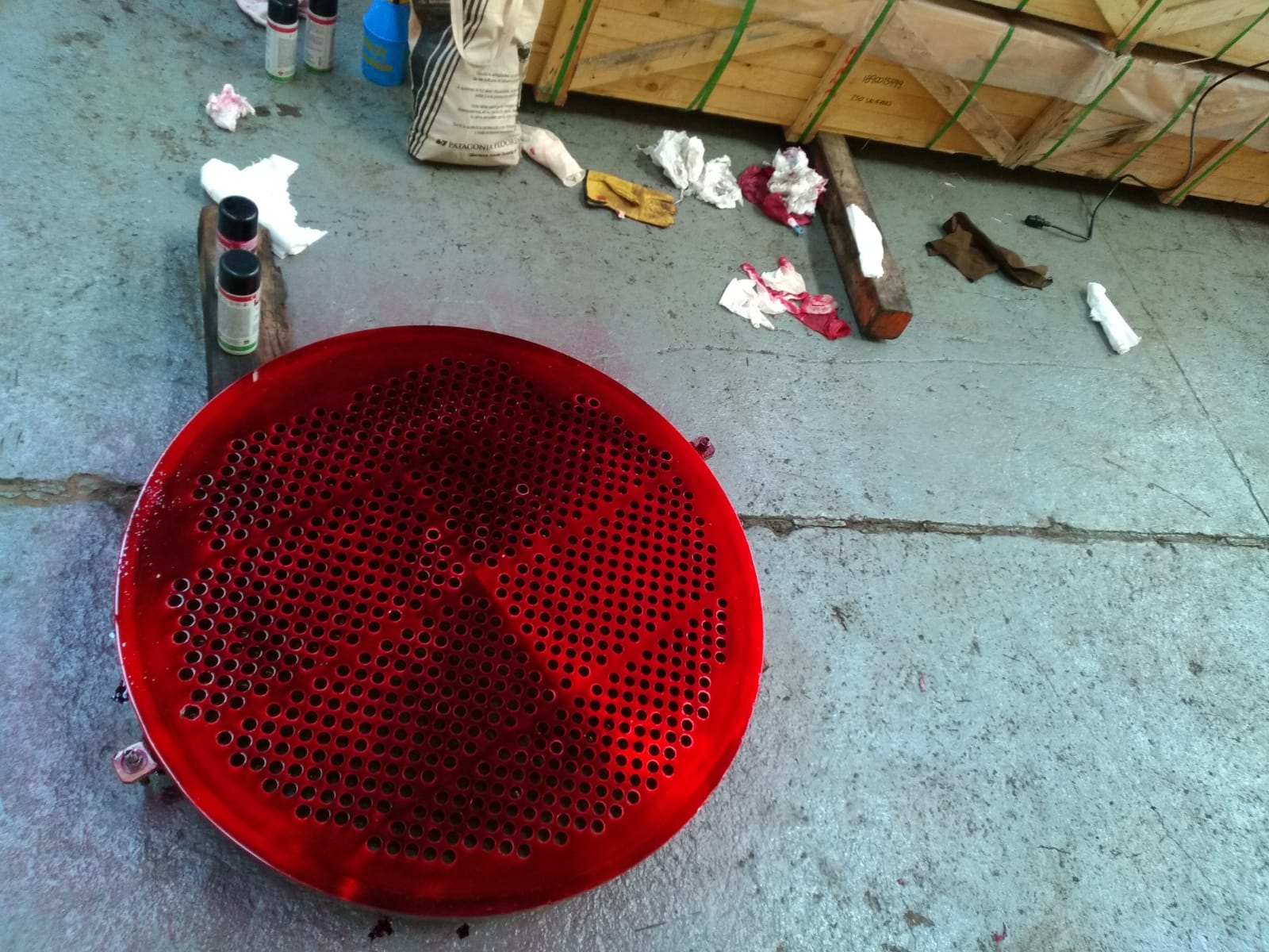 Componente circular perforado con penetrante rojo aplicado