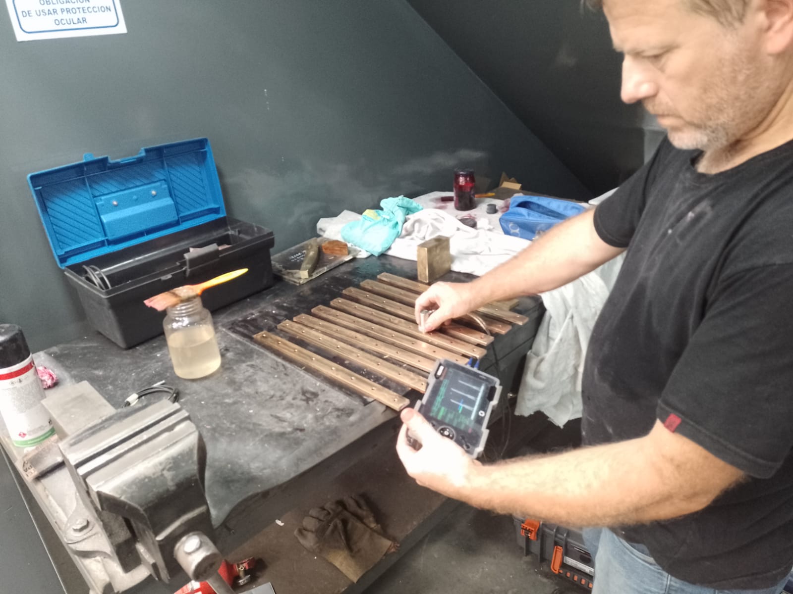 Operador utilizando un transductor y un equipo de ultrasonido en taller